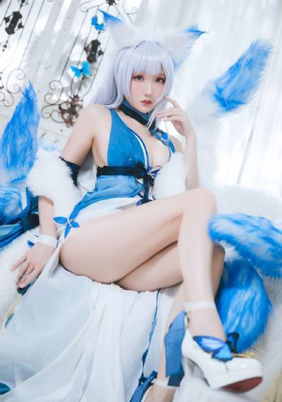 美女在床上打扑克